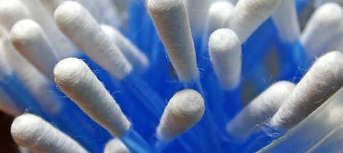 Cuidar los oídos pero sin usar bastoncillos